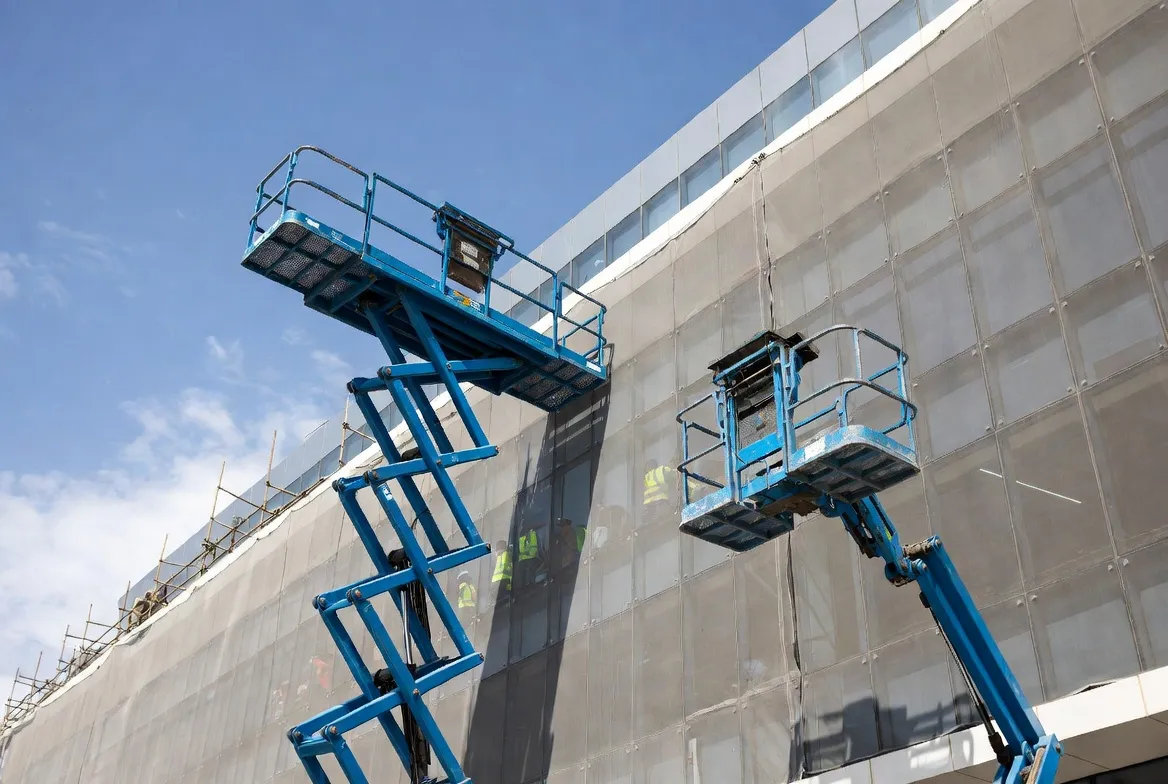Scissor lift and manlift rental in Saudi Arabia